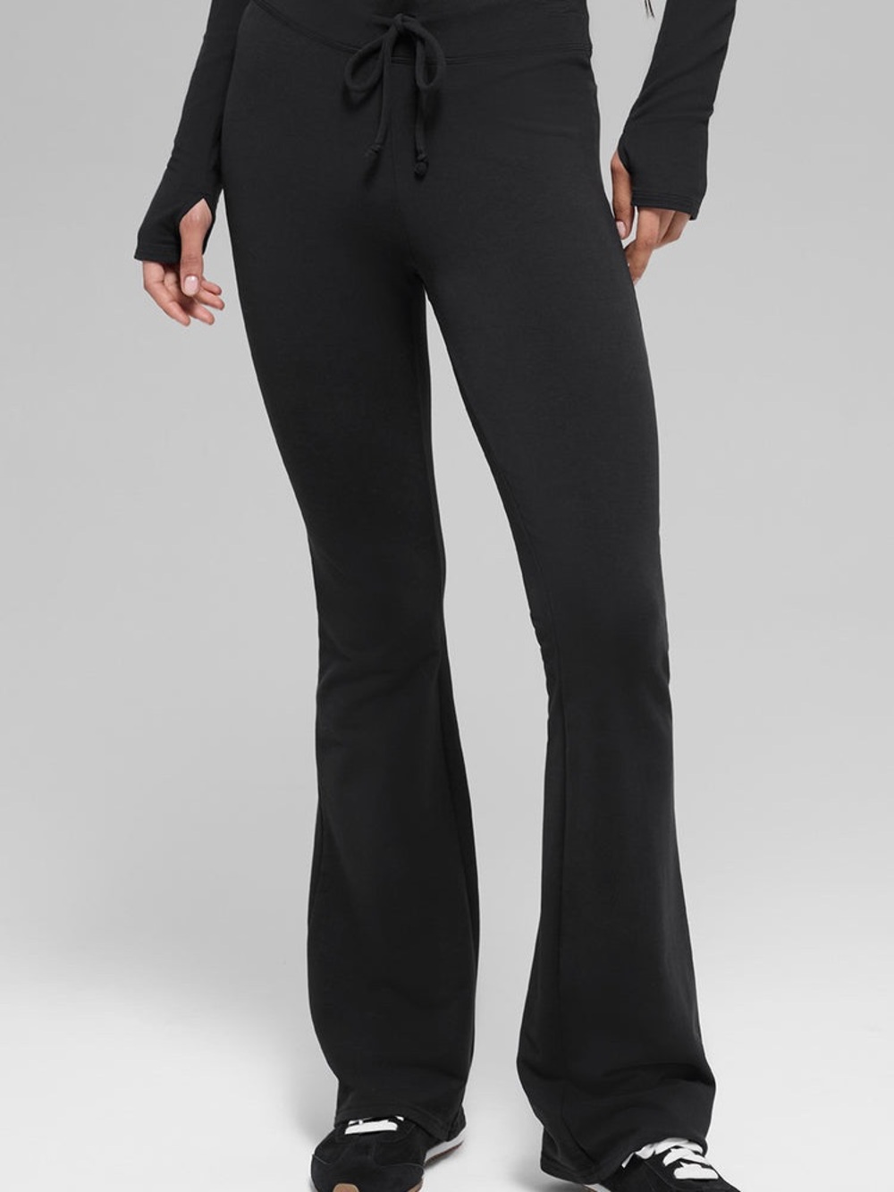 ALO YOGA SWAY BOOTCUT SWEATPANTS IN BLACK - SMALL
